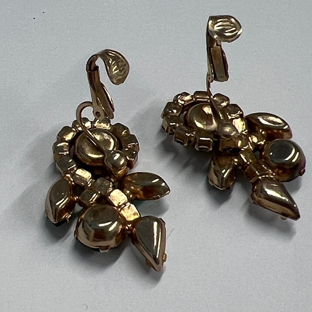 Vintage Hattie Carnegie Green Faceted Clip Earrings - Picture 4 of 8